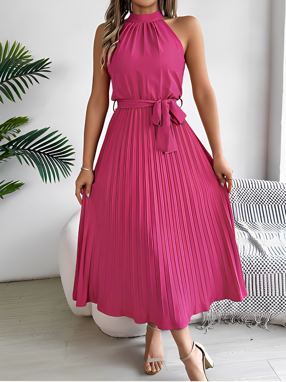 Vestido Feminino Midi Plissado com Decote Halter e Faixa na Cintura - Bianca
