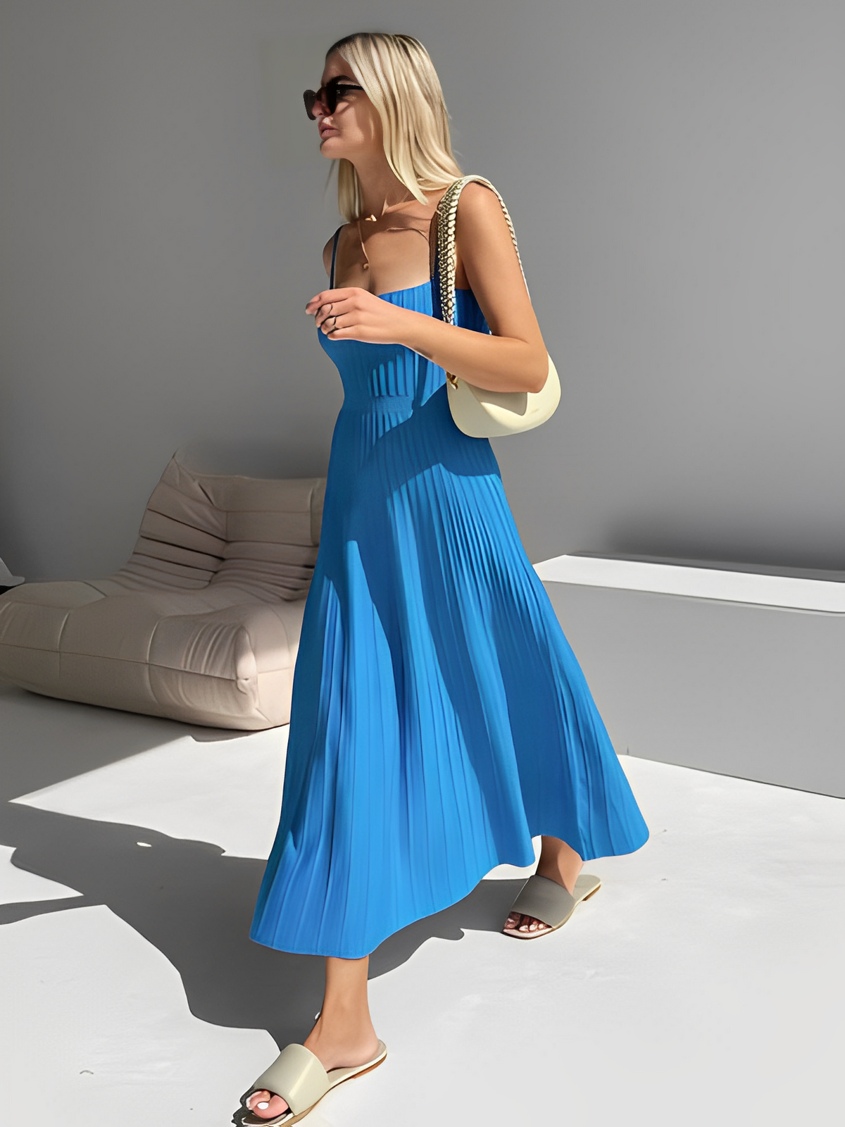 Vestido Feminino Midi Plissado em Tricô com Alças Finas e Cintura Elástica - Flora