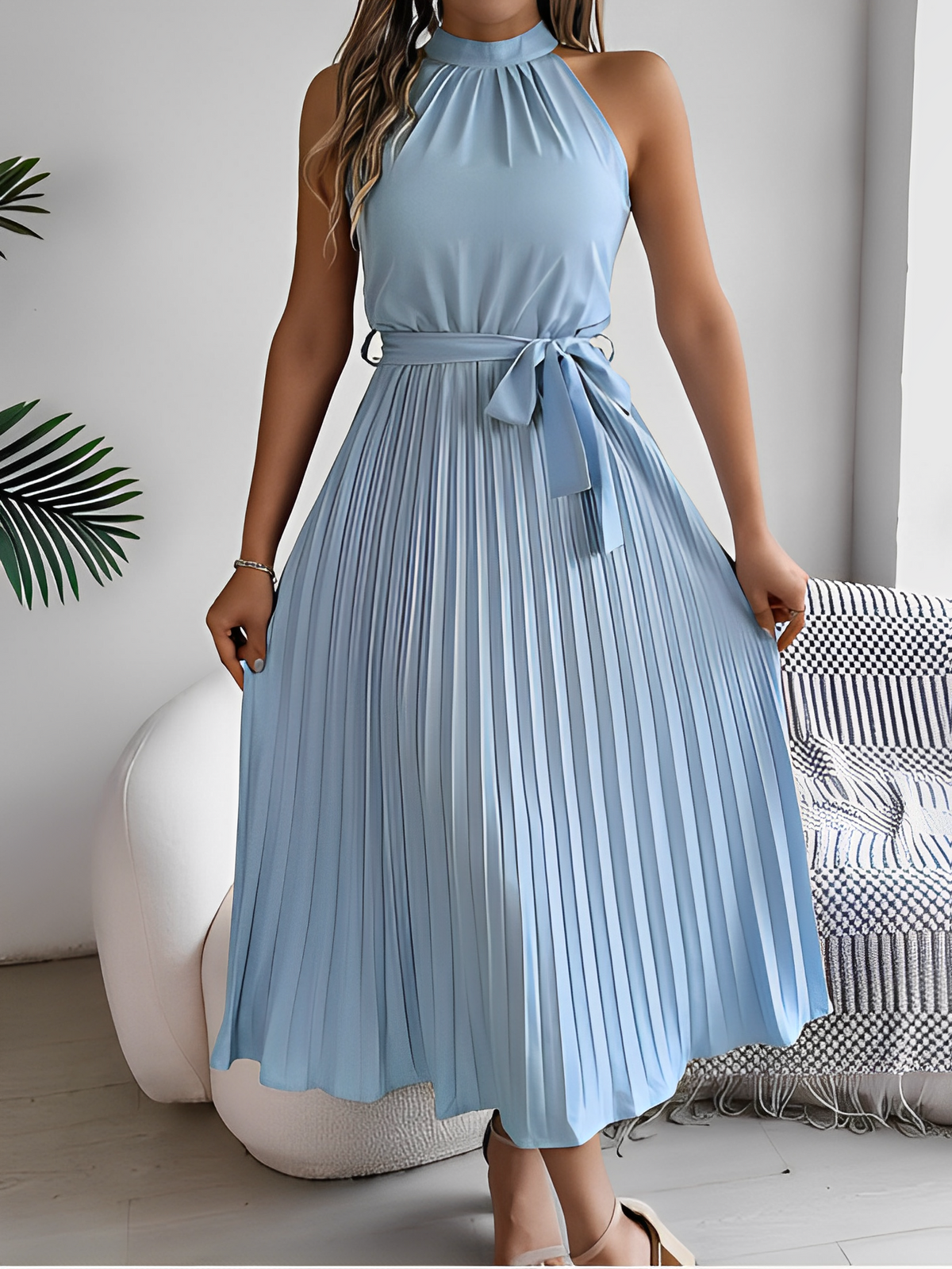 Vestido Feminino Midi Plissado com Decote Halter e Faixa na Cintura - Bianca