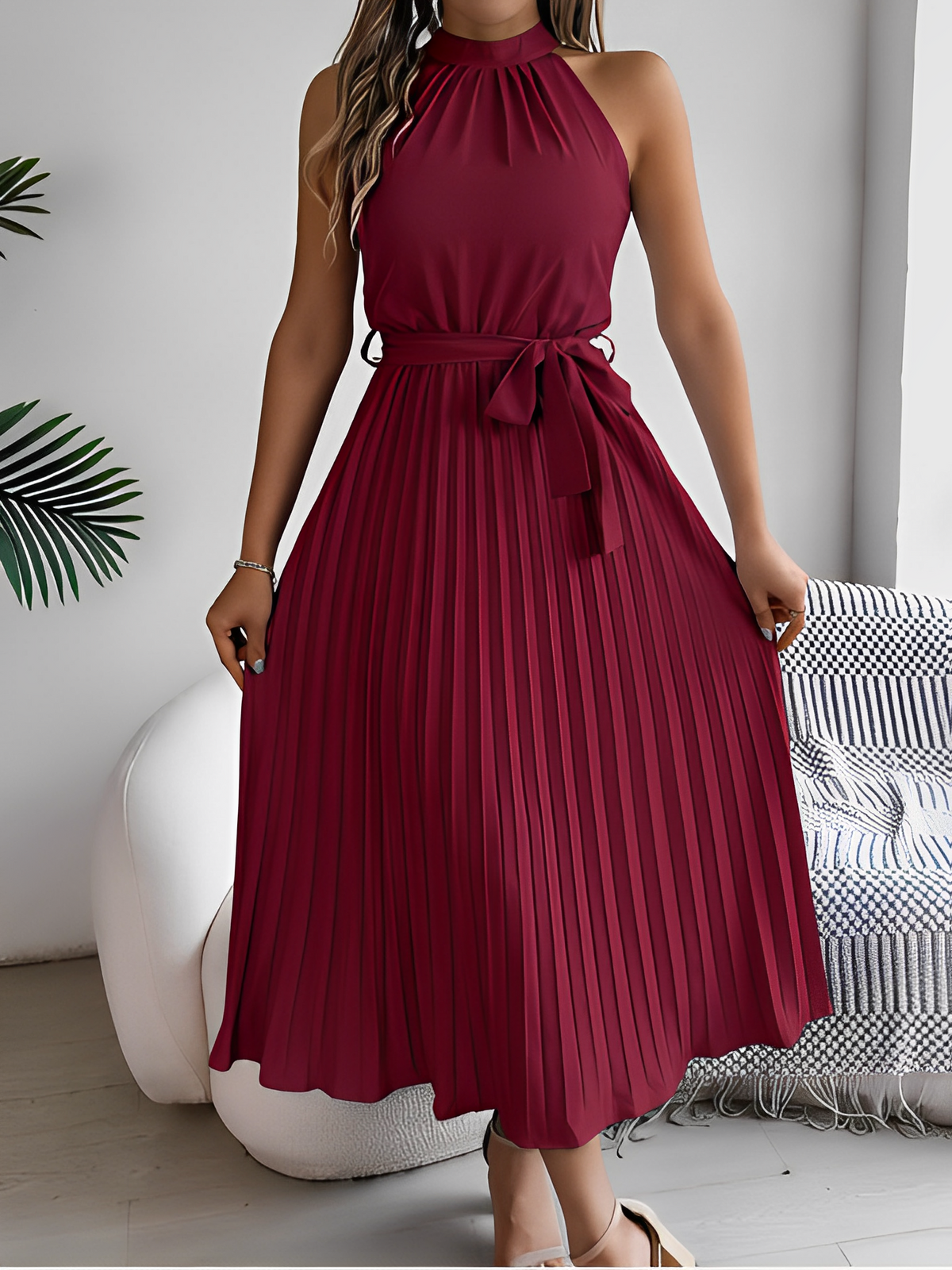 Vestido Feminino Midi Plissado com Decote Halter e Faixa na Cintura - Bianca