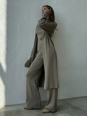 Conjunto Valentina - Blusa Canelada, Calça Pantalona e Cardigan Alongado