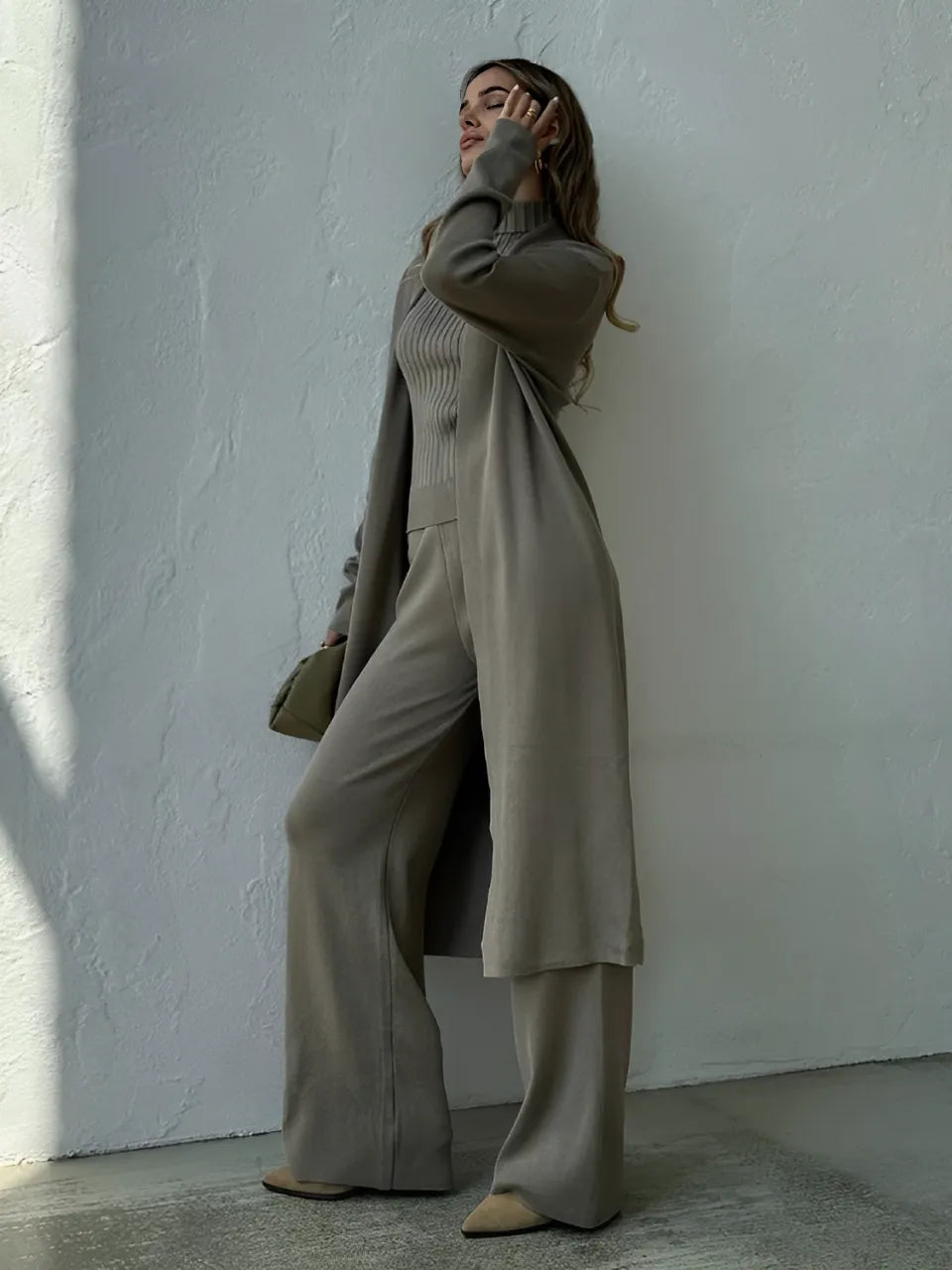 Conjunto Valentina - Blusa Canelada, Calça Pantalona e Cardigan Alongado